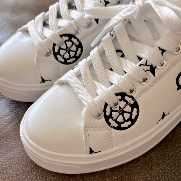 GUESS LOVEN LEATHER SNEAKERS NWT - Picture 3 of 8